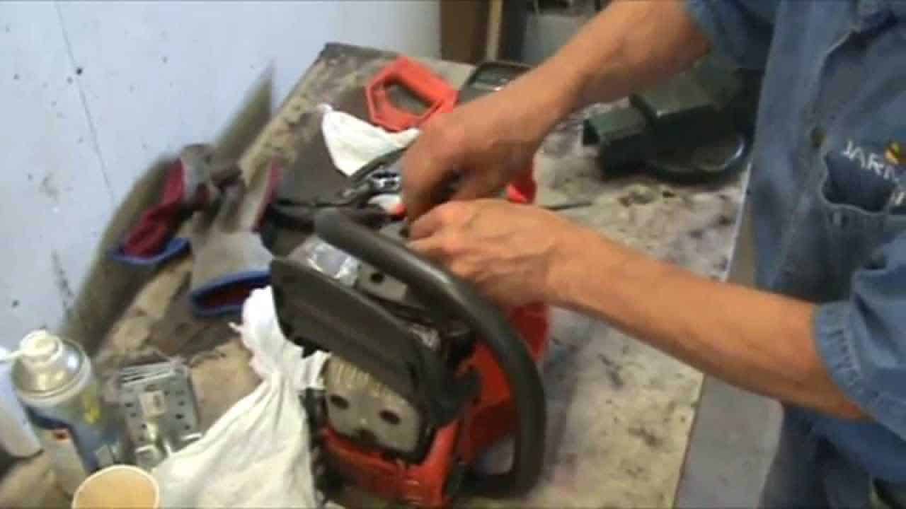 How to Clean Chainsaw Oiler